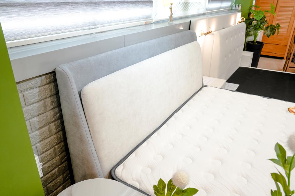 그레이 화이트 패브릭 침대