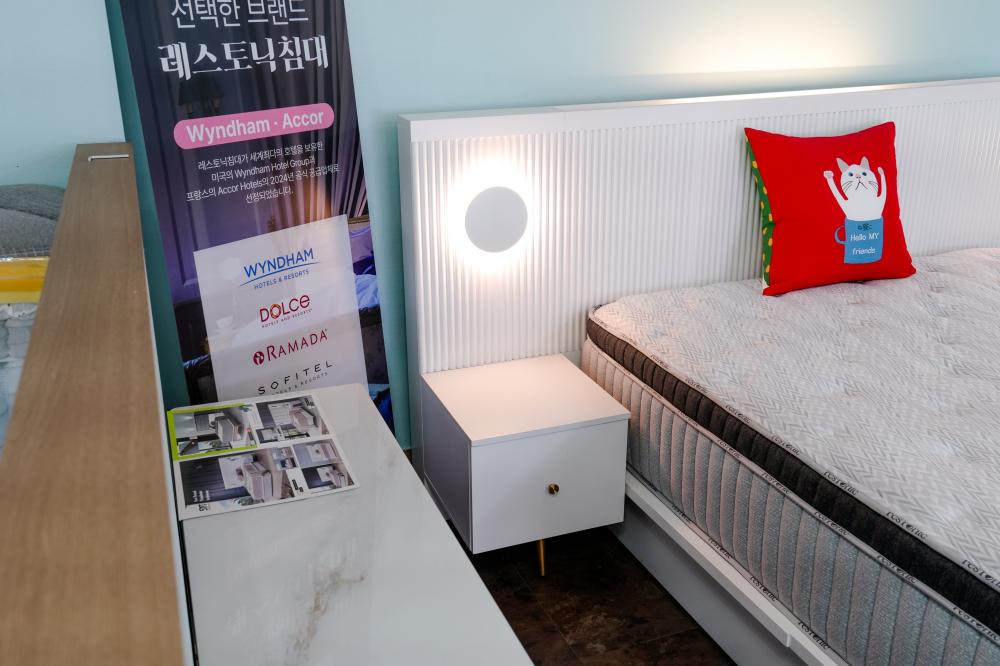 화이트 원목 호텔 침대