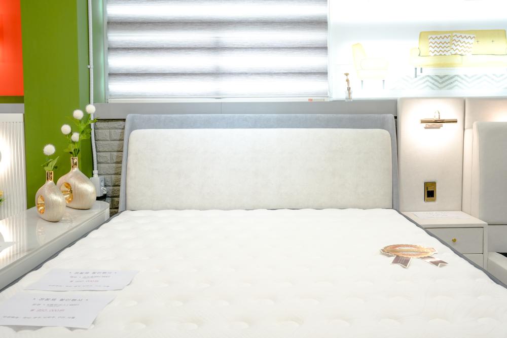 그레이 화이트 패브릭 침대